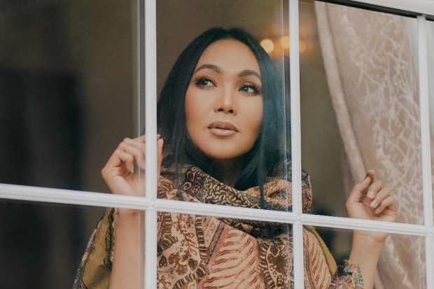 Dewi Gita Rilis Lagu...