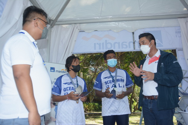 Bank Mandiri dan AXA...