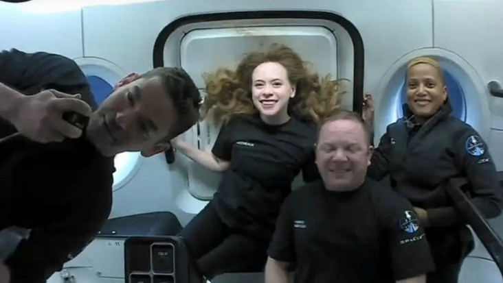 Kapsul SpaceX dengan...
