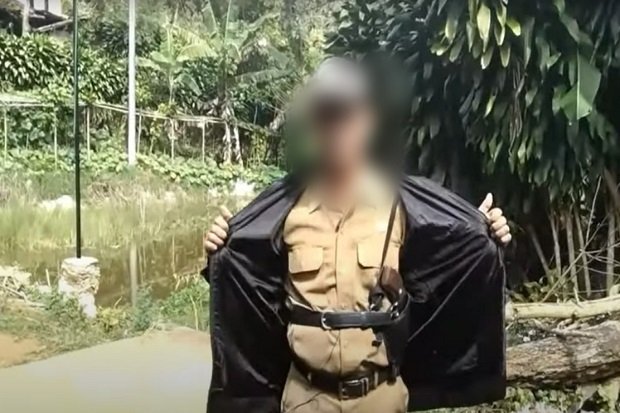 ASN Pamer Pistol saat...