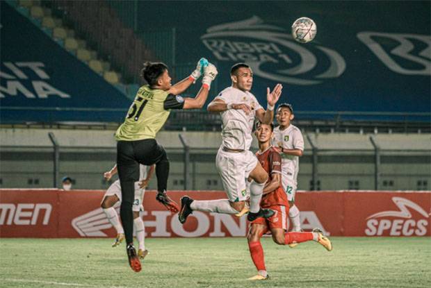 Kalahkan Persebaya,...
