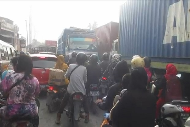 Tolak Truk Besar Melintas,...