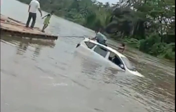 Mobil Terjun ke Sungai...