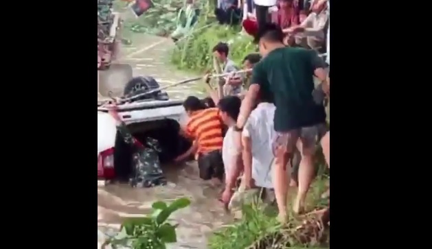 Mobil Terjun ke Sungai,...
