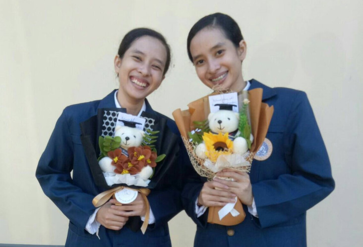 Andari dan Andani, Wisudawati...