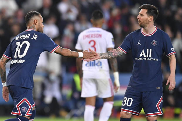 PSG vs Lyon: Messi Bingung...