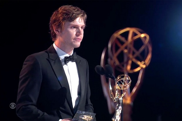 Evan Peters Menangi...