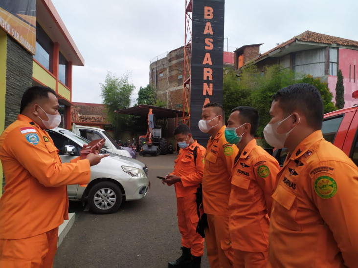 Mendaki Bersama 13 Temannya,...