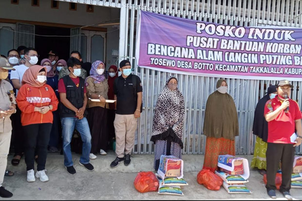 Legislator Sulsel Serahkan...