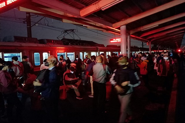 Lampu Peron Padam, Pengguna...