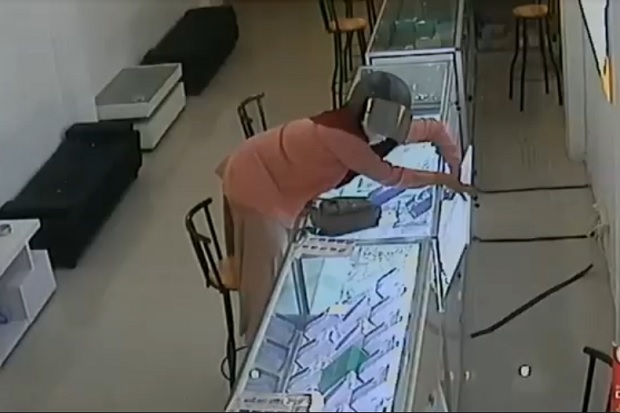 Viral! Begini Aksi Wanita...