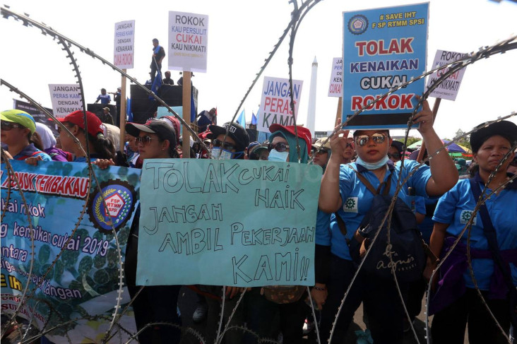 Desakan Buruh Minta...