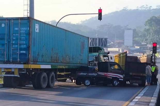 Diduga Rem Blong, Truk...