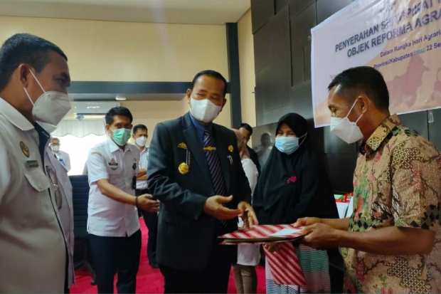 BPN Luwu Serahkan 1.535...