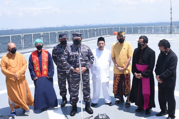 Di Atas KRI Semarang-594,...
