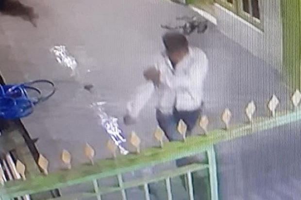 Pria Ini Terekam CCTV...