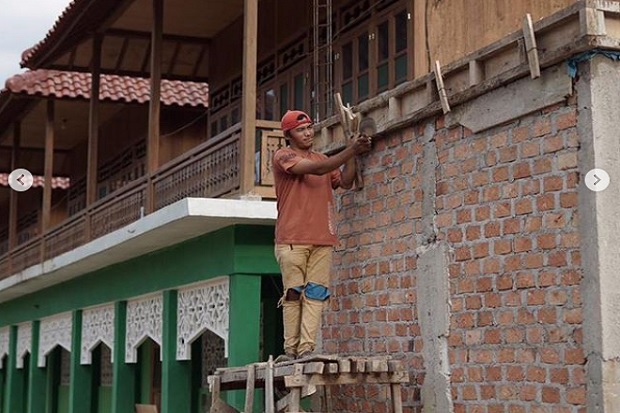 Bikin Terenyuh, Buruh...