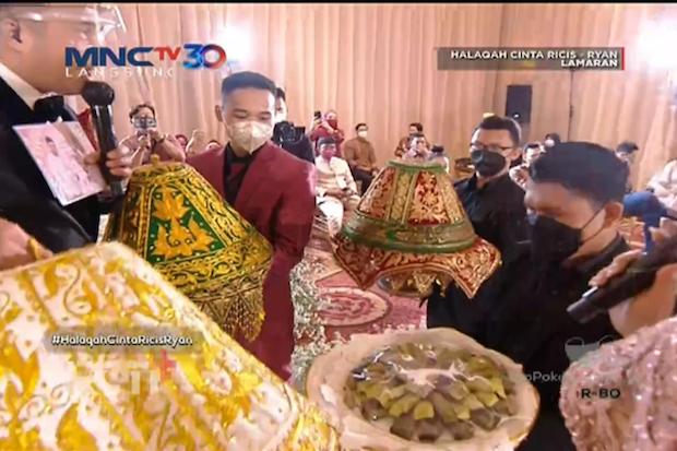Ria Ricis Dilamar, Ini...