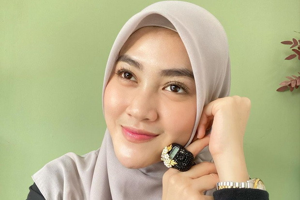 Profil Henny Rahman,...