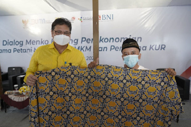 Diberi Batik Motif Mahkota...