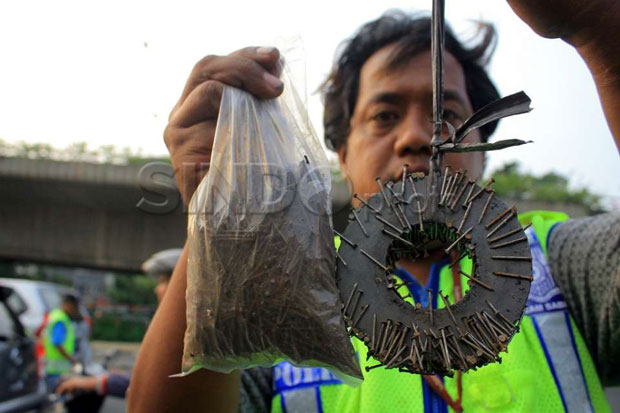 Tukang Tambal Ban Ranjau...