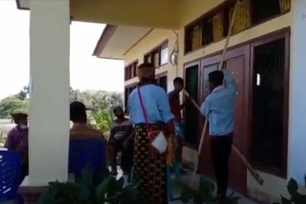 Buntut Bentrok dengan...