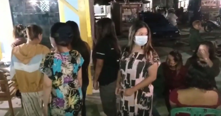 Puluhan Wanita Seksi...