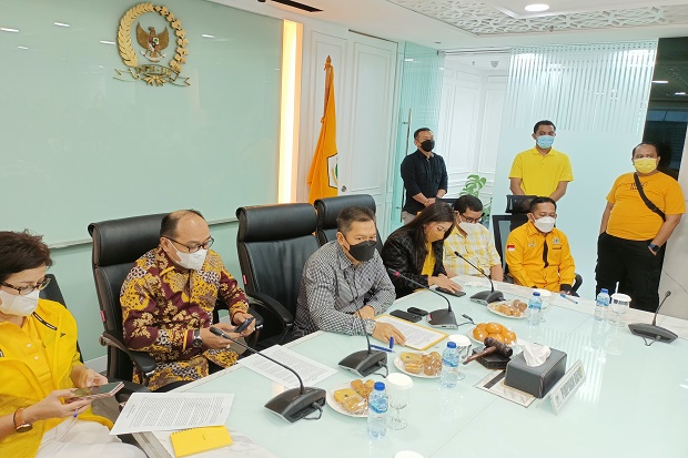 Tersangka Dugaan Suap,...