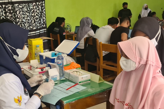Ratusan Orang Ikut Vaksinasi...