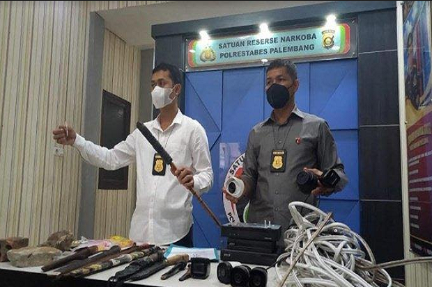 Dikejar Polisi, Pecandu...