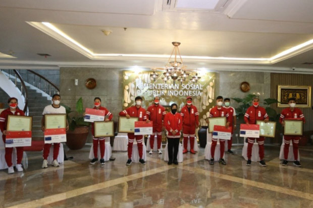 Kemensos Berikan Penghargaan...