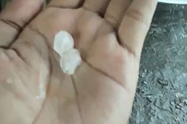 Fenomena Hujan Es di...
