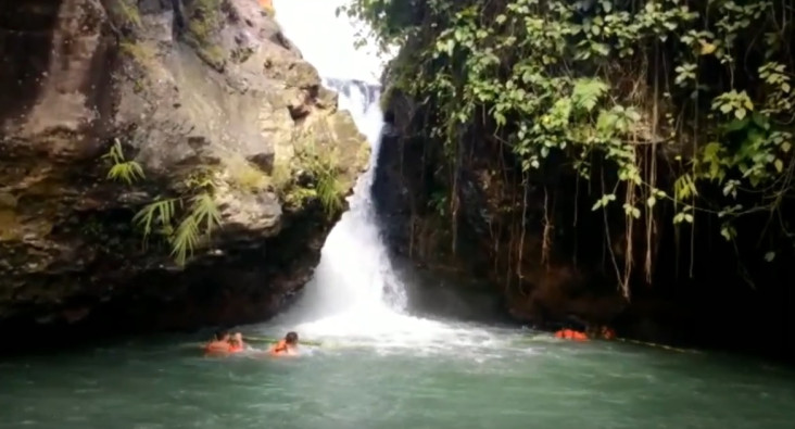 Asyik Berenang, Wisatawan...