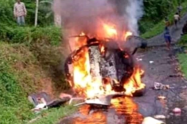 Angkot Meledak dan Terbakar...