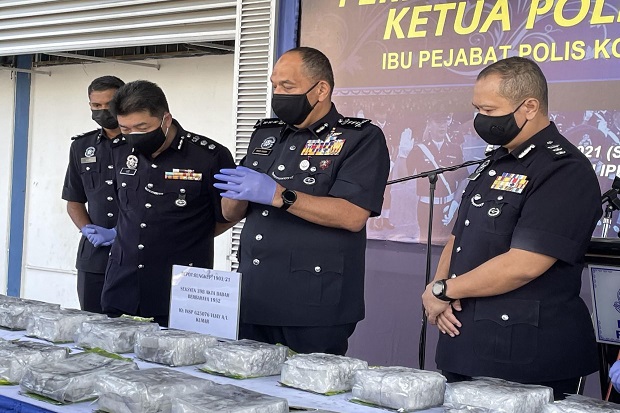 Malaysia Tangkap Pria...
