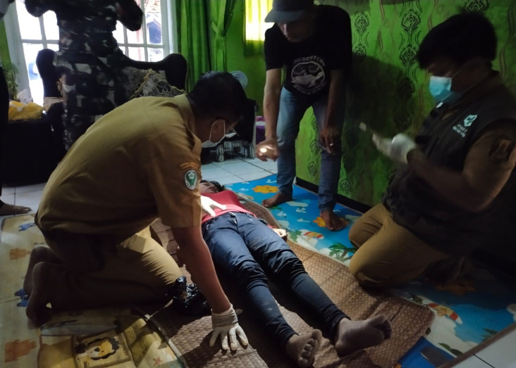 Malu Kepergok Berduaan...