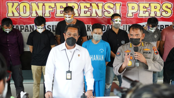 Pesta Seks Gay di Solo...