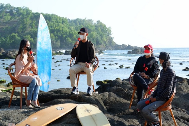 Surfing di Pantai Gunungkidul...