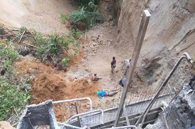 Proyek Penahan Tebing...