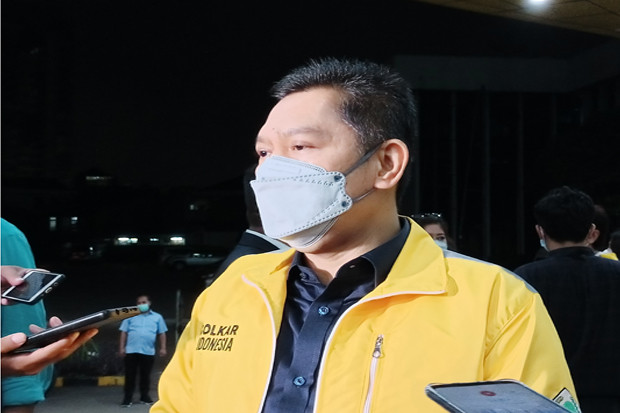 Adies Kadir Gantikan...