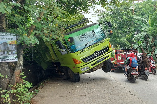 Truk Pengangkut Kerikil...