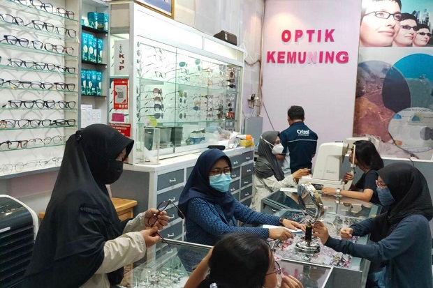 Kisah Usaha Optik di...