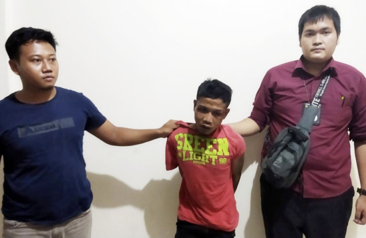 Warga yang Hendak Salat...