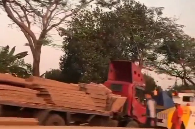 Muatan Truk Jatuh, Lalu...