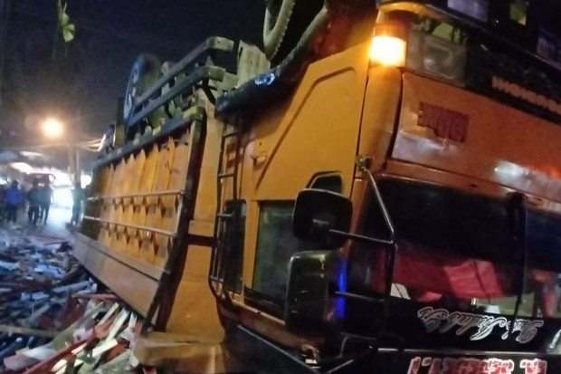 Tabrak Motor Truk Fuso...