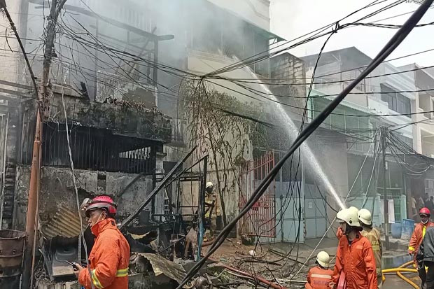 Pembakaran Dupa di Gudang...