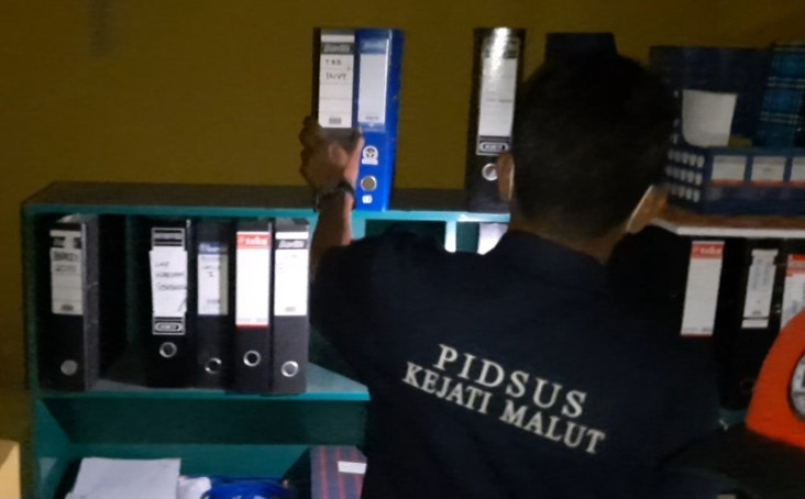 Geledah Kantor Perusda...