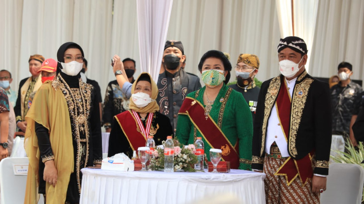 Puluhan Raja dan Permaisuri...