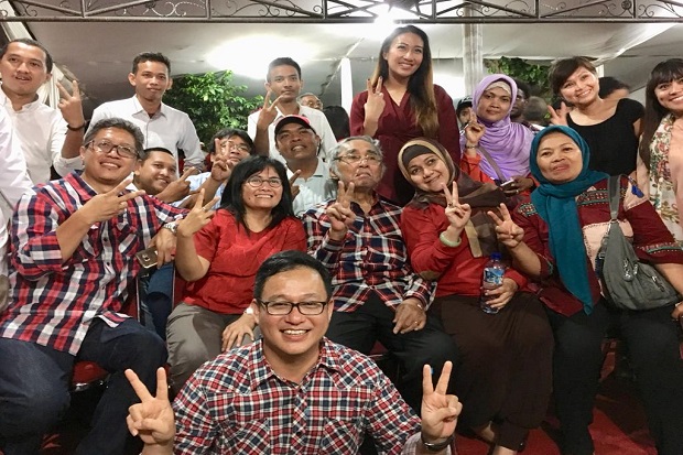 Sabam Sirait Tutup Usia,...