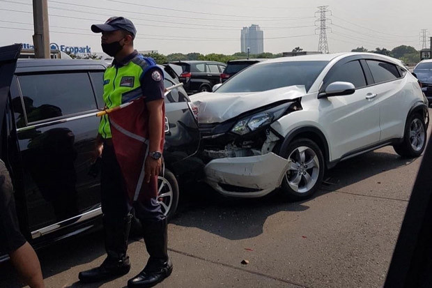 5 Mobil Tabrakan Beruntun...